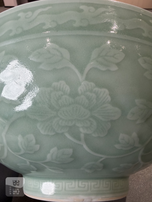 清乾隆 豆青釉模印缠枝牡丹纹大碗 - 图6